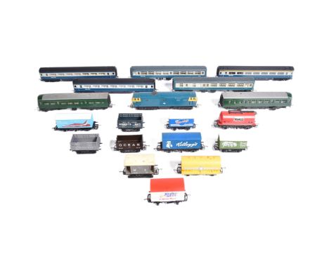 Model Railway - a collection of vintage Hornby OO gauge locomotives and rolling stock, to include: No. R.758 Class 35 Hymek d