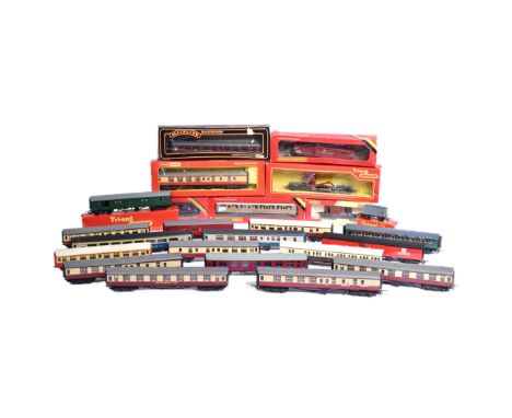 A collection of assorted Hornby / Triang OO gauge model railway trainset locomotive coaches / carriages to include; R. 435 LN