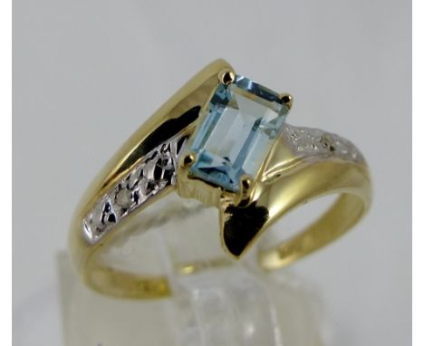 9 ct gold blue topaz & diamond ring. Size O.