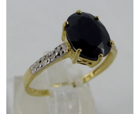 9 ct gold sapphire solitaire ring. Size O.