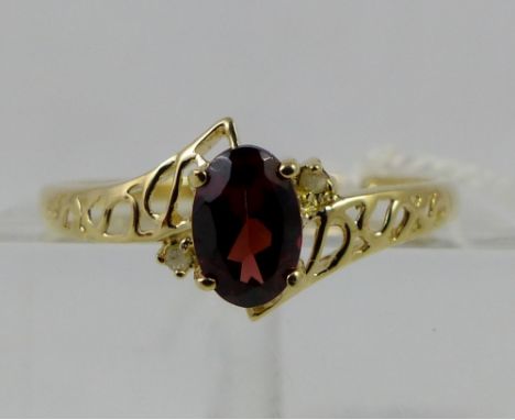 9 ct gold garnet & diamond ring. Size N.