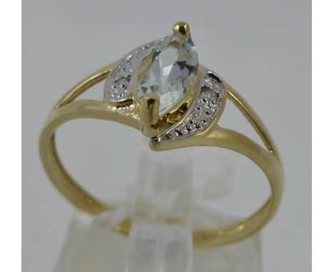 9 ct gold white topaz ring. Size O.