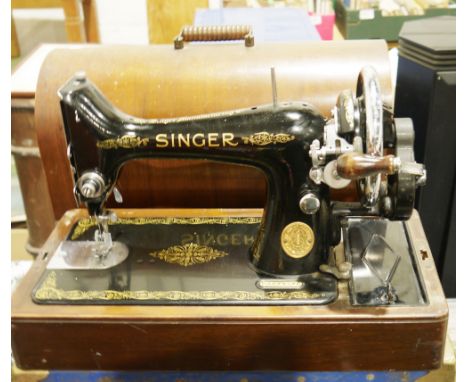Cased vintage Singer sewing machine&nbsp;