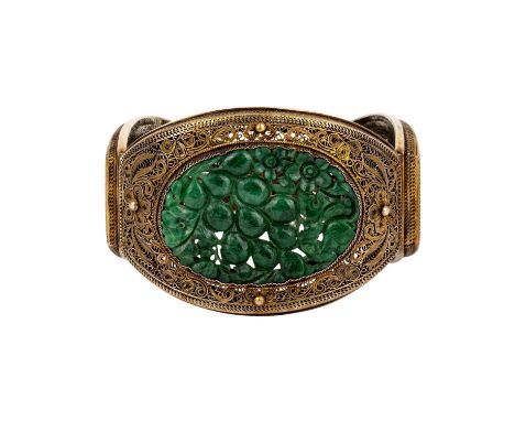  Armband. Silber und Jade, CHINA, 1. Hälfte 20. Jh.. Dreiteilige Silberfiligranarbeit. Mittig eingefasst ist eine dunkelgrüne
