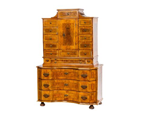   AUFSATZSEKRETÄR,   Österreich, 1720-1740, Nussbaum, Pflaume, Ebenholz, Wurzelholz furniert, Tabernakelaufsatz vertikal drei