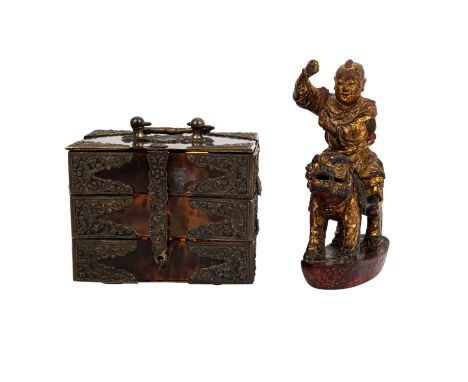  Konvolut 2-tlg.: 1 Figur, die auf einem Löwen reitet, aus Holz mit goldfarbener Lackfassung, CHINA, H.: 15 cm UND 1 Kästchen