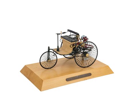   FRANKLIN MINT 'Benz Patent Motorwagen 1886'.   Modell im Maßstab 1:8, auf Holzsockel, Maße des Wagens ca. 19x31x16cm. Alter