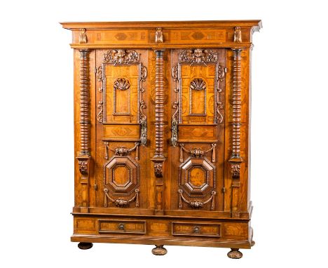   HALLENSCHRANK   Ulm oder Augsburg, 19.Jh., Eiche, Nussbaum u.a. Hölzer, zweitüriger Schrank auf gequetschten Kugelfüßen ste