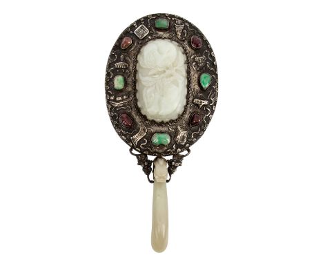  Handspiegel versilbert, mit Jade. CHINA, 19. Jh..Versilberte Rückseite mit den Emblemen der Acht Unsterblichen, abwechselnd 