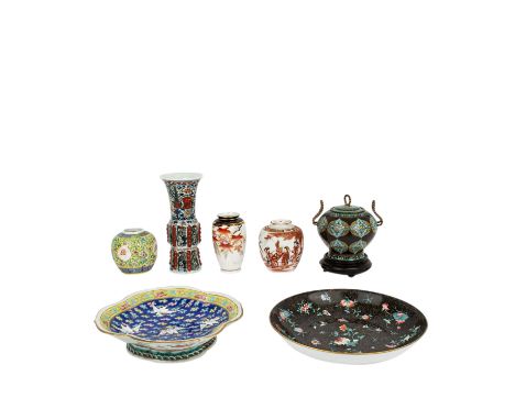  Konvolut: 7 Teile, CHINA: aus Porzellan: 3 Väschen, 2 Teller, 1 Teedose sowie 1 Deckelgefäß aus Cloisonné.  |Mixed lot: 7 pa