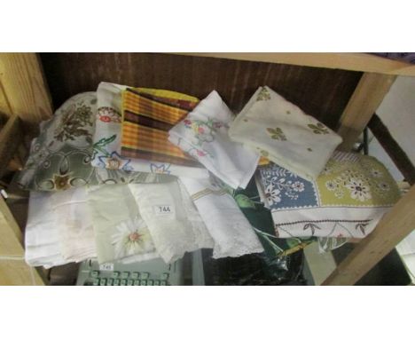 A god lot of twelve vintage tablecloths etc.,