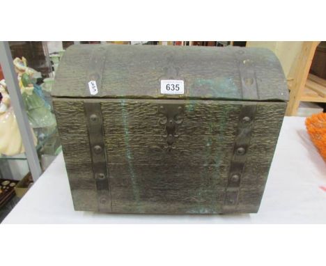 A small metal trunk, height 34 cm, Depth 26 cm, Width 39 cm.
