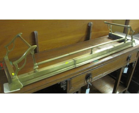 Victorian brass extendable fire fender.(B.P. 24% incl. VAT)