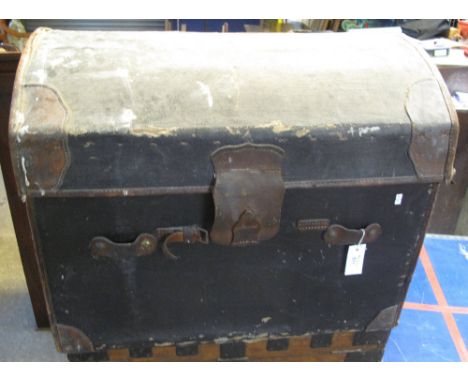 Vintage canvas dome topped travelling trunk.(B.P. 24% incl. VAT)
