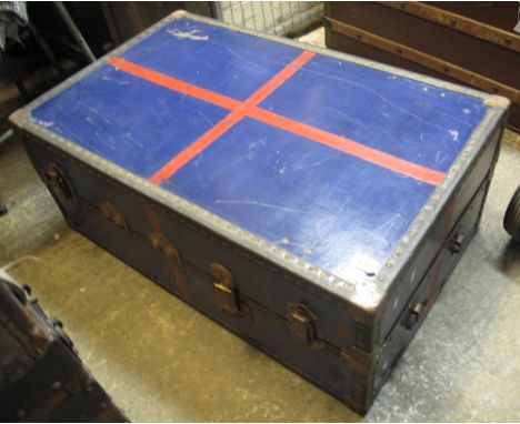 Vintage metal banded rectangular trunk.(B.P. 24% incl. VAT)