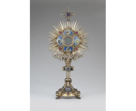 A monstranceGilt silver, fineness .950On a quadripartite base with winged fantastic animal feetChiseled and engraved foliage 