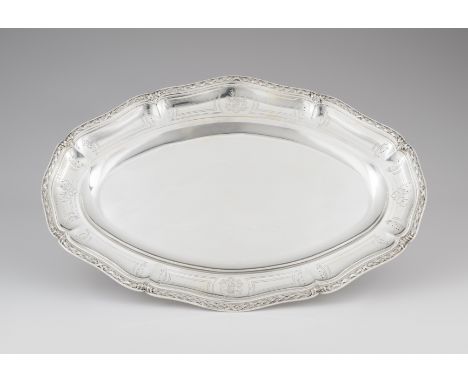 A silver platterSilver, fineness .950Scalloped edge with relief decoration depicting foliage motifsBorder decorated with foli