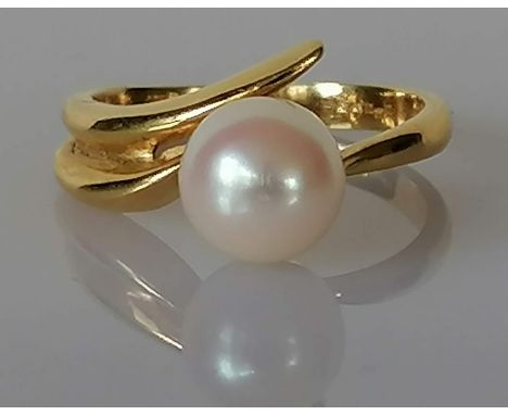 A single stone ring set with a round cultured pearl, measuring approx. 8mm, light cream colour with pink-green overtones, ski