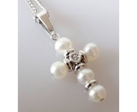 An 18ct white gold crucifix pendant and chain with pearl and diamond-set decoration, 43 cm, 5g