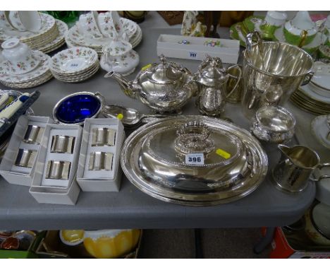 An Electroplate tea service, food warmer, ice bucket and similar items