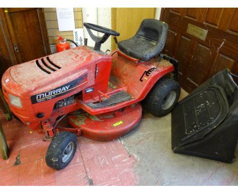 Murray 120/76 cms ride-on lawnmower with a Briggs &amp; Stratton engine and a grassbox