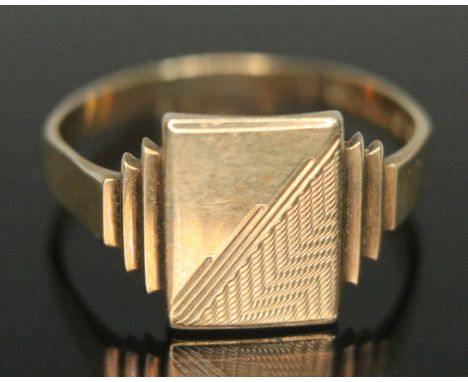 A hallmarked 9ct gold ring, wt. 3.45g, size V.  