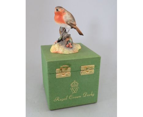 A Royal Crown Derby, Fine Bone China bird figure: Robin. Including original hard-case. Factory mark to base. 9 cm tall. (1)Co