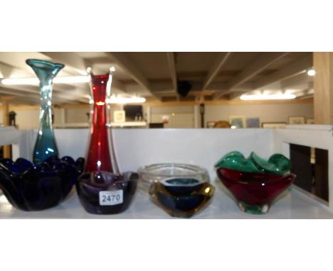 8 pieces of heavy vintage studio glass in various colours and sizes.