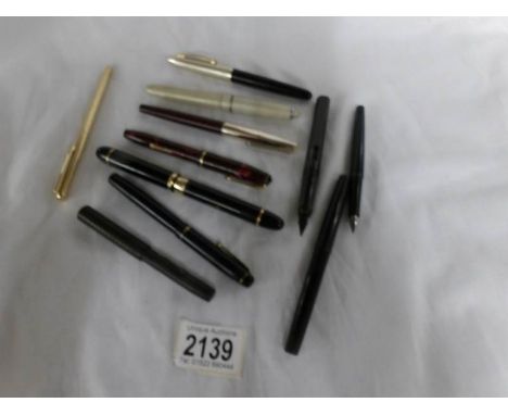 A mixed lot of vintage fountain pens.