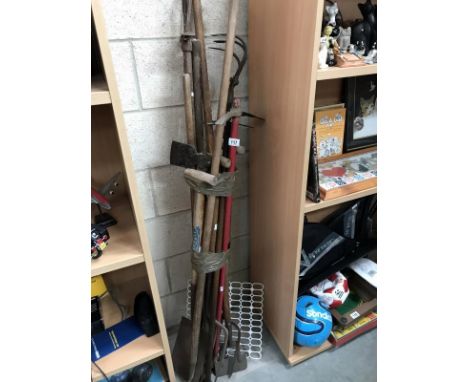 A mixed lot of garden tools