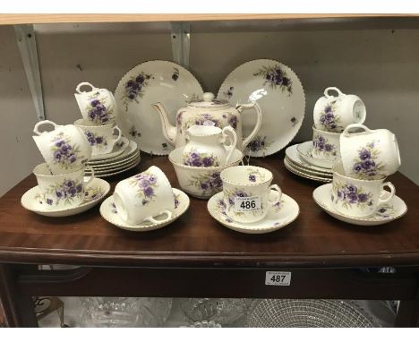 A vintage tea set (approximately 30 pieces)