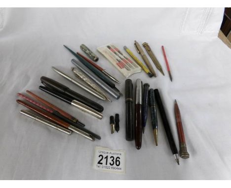 A mixed lot of vintage pens and pencils.