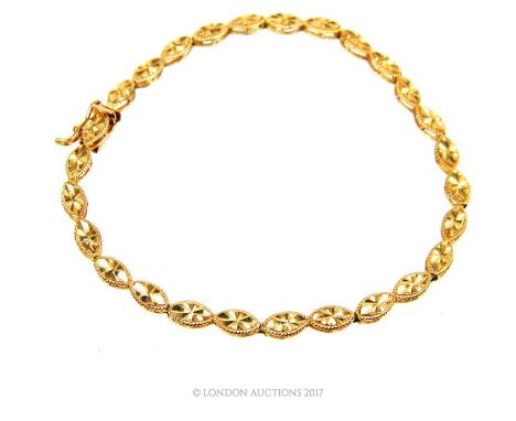 A vintage, 14 ct yellow gold bracelet composed of twenty-seven, bright-cut oval-shaped yellow gold links, Length: 17.5 cm, We
