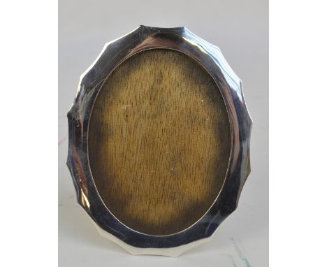 WANG HING & CO; a late 19th/early 20th century Chinese export silver shaped oval photo frame, Hong Kong, oval aperture 12.5 x