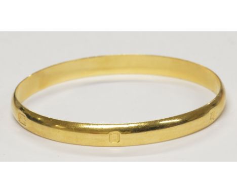 A 9ct yellow gold bangle, approx 28g. CONDITION REPORT: Internal diameter 7cm, external diameter 7.4cm.