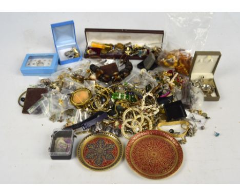 A quantity of mixed costume jewellery to include Baltic amber beads, a Thai silver and enamel bracelet, three rolled gold mou