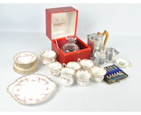 A mixed lot including two Royal Worcester pin dishes with painted floral decoration, a Royal Albert 'Dimity Rose' pattern par