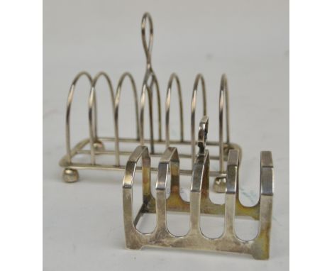 EDWARD HUTTON; a Victorian hallmarked silver six division toast rack with central loop handle, on four faceted feet, London 1