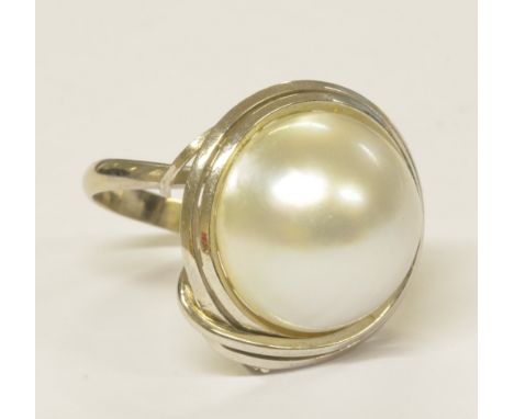 A 14ct white gold and mabé pearl ring, ring size Q, approx 8.8g.