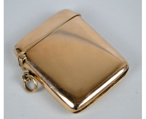 A 9ct yellow gold vesta case of plain form with suspension ring, London 1917, 4.5 x 4cm, approx 27.1g. CONDITION REPORT: Ther
