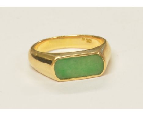 A 14ct yellow gold ring with rounded rectangular jade inset plaque, size M, approx 3.4g.