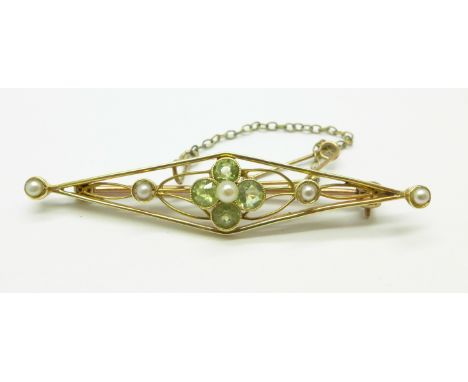 A 15ct gold, pearl and peridot brooch, 4.4g