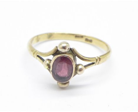 A yellow metal red stone ring, 2.3g, R