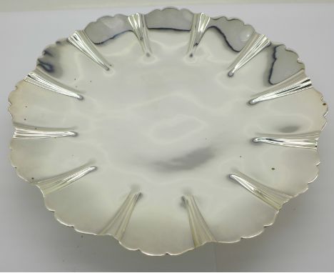 A silver, shallow pedestal cake stand, London 1972, R. Hodd &amp; Son, 552g, 24cm