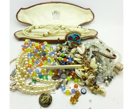 A simulated pearl necklace and other necklaces, etc.