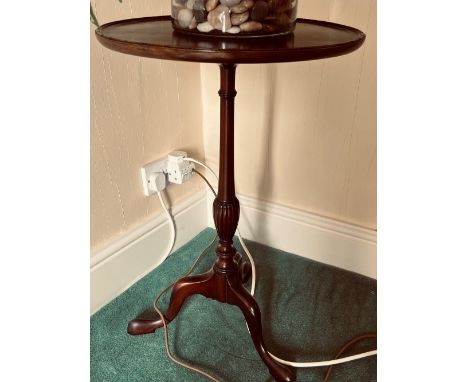 SMALL MAHOGANY TRIPOD TABLE
