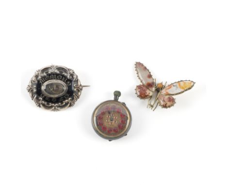 A BLACK ENAMELLED MOURNING BROOCH AND TWO FURTHER ITEMS (3)Comprising; a Victorian black enamelled shaped oval mourning brooc