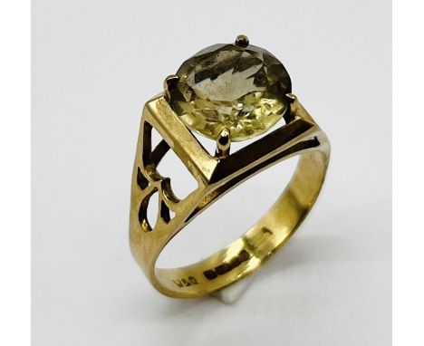 A 9ct gold ring set with smoky quartz