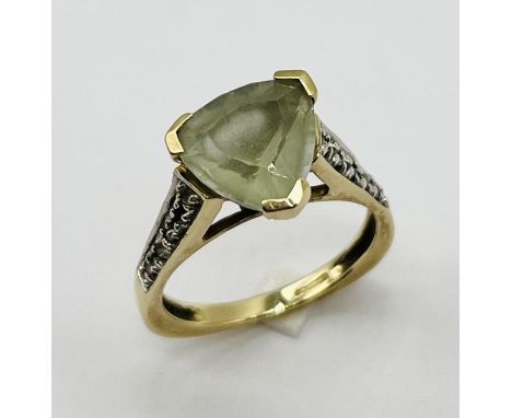 A 9ct gold trillion cut aquamarine ring 