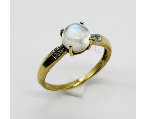 A 9ct gold ring set with a cabochon moonstone